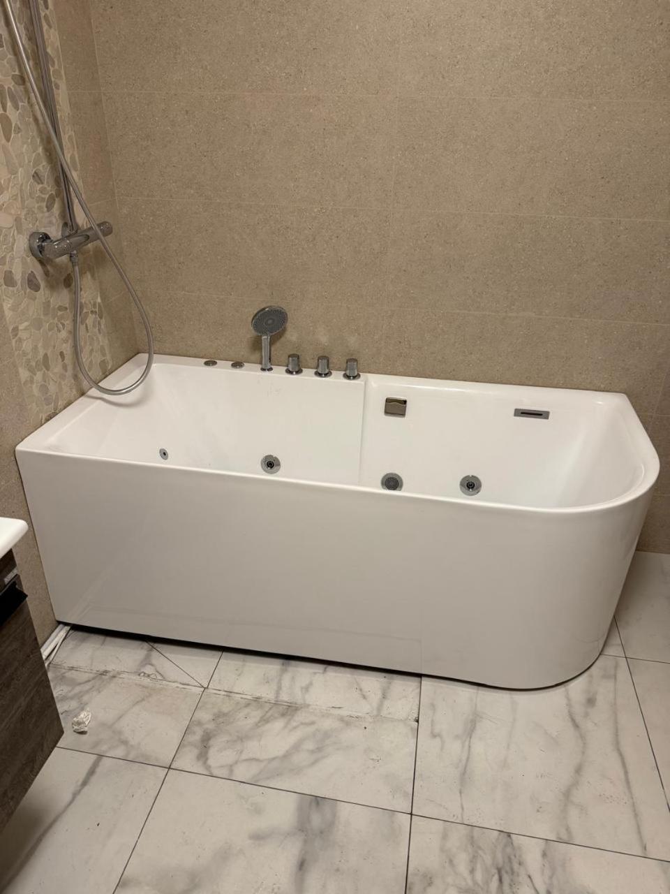 Free Parking Skanderbeg Square - Spacious Central Apartment 地拉那 外观 照片
